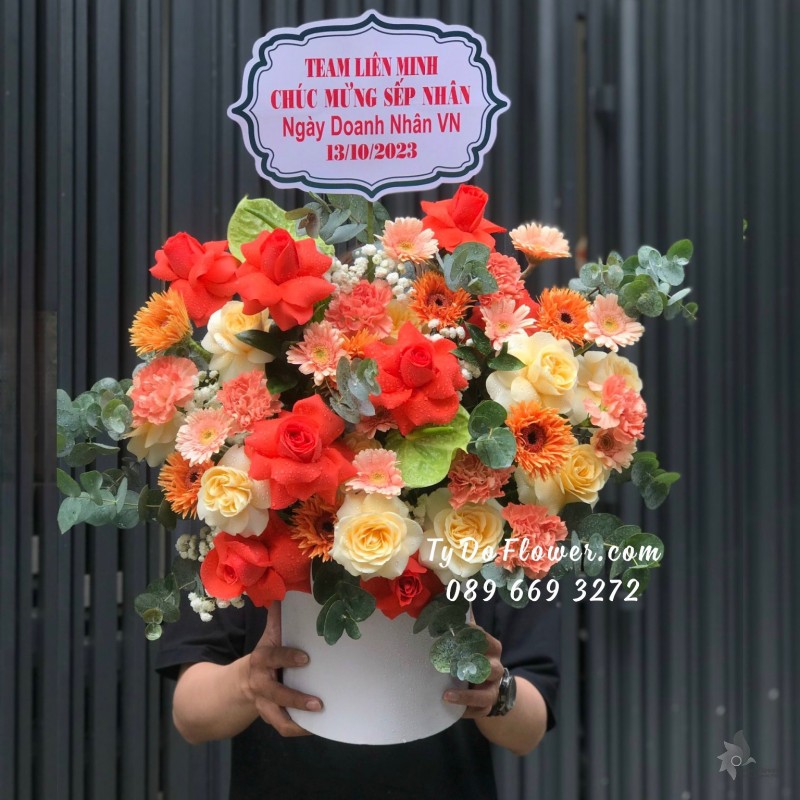 G10231081 GIỎ HOA CHÚC MỪNG SẾP Ngày Doanh Nhân Việt Nam thiết kế tone vàng cam