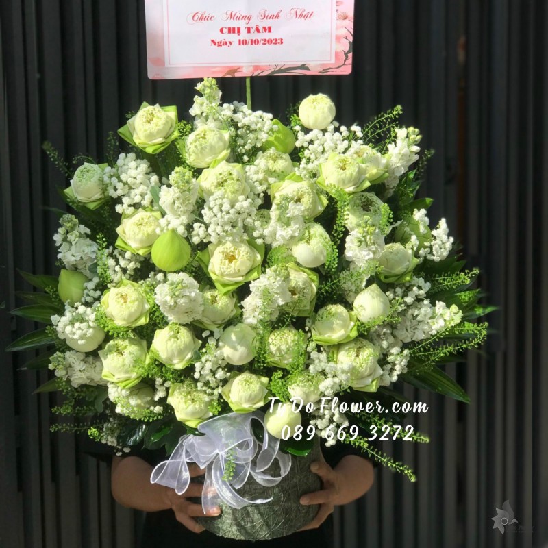 G10231089 GIỎ HOA CHÚC MỪNG SINH NHẬT thiết kế chủ đạo hoa sen trắng