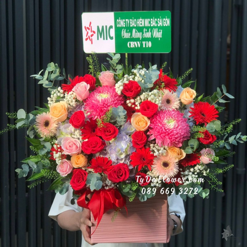 G102310102 GIỎ HOA CHÚC MỪNG thiết kế tone màu đỏ điểm nhấn hoa cúc hồng