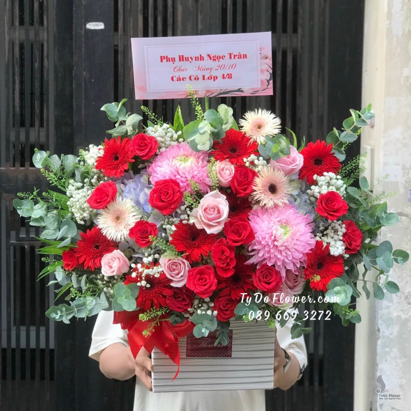 G102310101 GIỎ HOA CHÚC MỪNG thiết kế tone màu đỏ điểm nhấn hoa cúc hồng