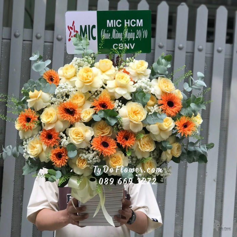 G102310109 GIỎ HOA CHÚC MỪNG thiết kế hoa hồng cam Juliet Roses, đồng tiền tua