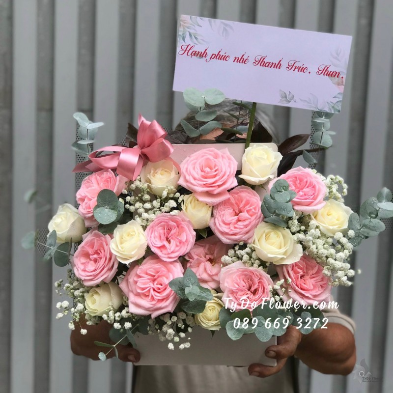 G102310114 GIỎ HOA CHÚC MỪNG thiết kế hoa hồng ngoại Ohara Pink Roses, hoa hồng trắng