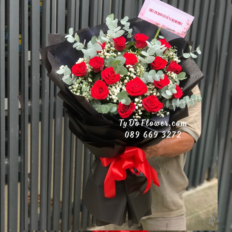 B102310118 BÓ HOA CHÚC MỪNG thiết kế hoa hồng đỏ