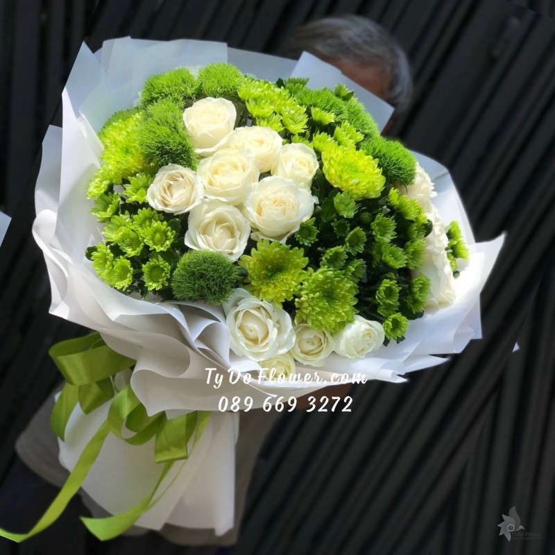B102310119 BÓ HOA CHÚC MỪNG thiết kế tone màu trắng xanh Hoa Hồng Trắng, Cúc, Green Wicky