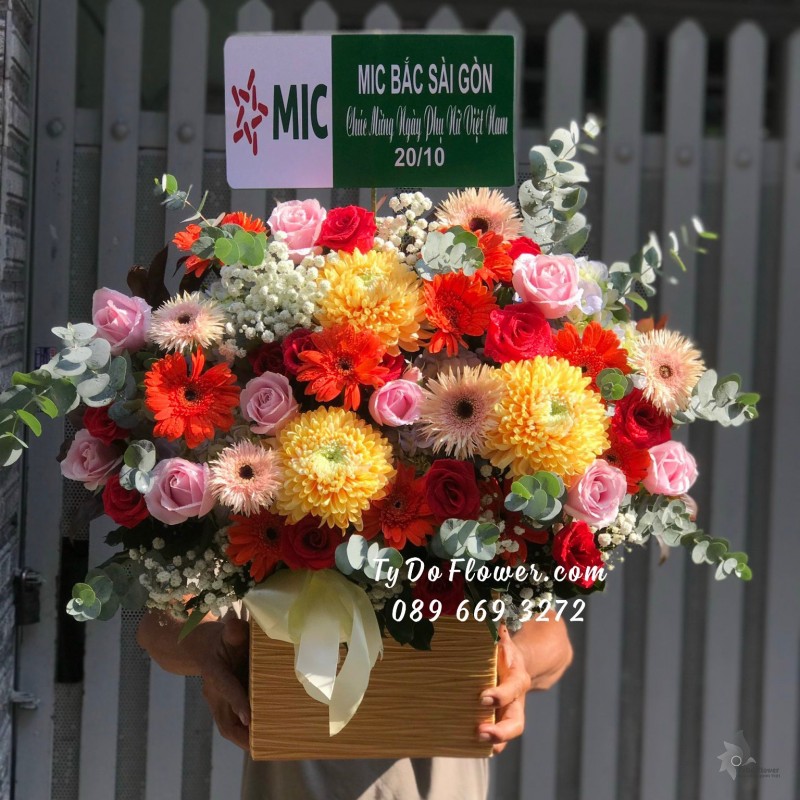 G102310123 GIỎ HOA CHÚC MỪNG thiết kế tone màu đỏ cam, điểm nhấn hoa Cúc Mẫu Đơn cam