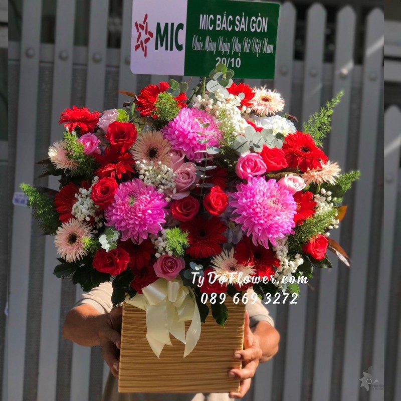 G102310124 GIỎ HOA CHÚC MỪNG thiết kế tone màu đỏ hồng, điểm nhấn hoa Cúc Mẫu Đơn hồng