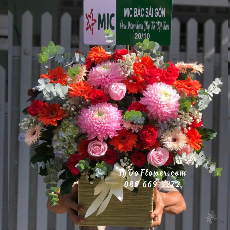 G102310125 GIỎ HOA CHÚC MỪNG thiết kế tone màu đỏ hồng cam, điểm nhấn hoa Cúc Mẫu Đơn hồng