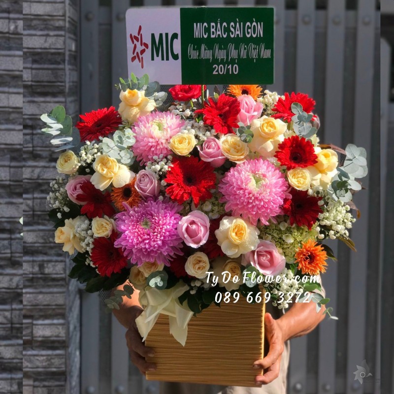 G102310127 GIỎ HOA CHÚC MỪNG thiết kế tone màu đỏ hồng cam, điểm nhấn hoa Cúc Mẫu Đơn hồng