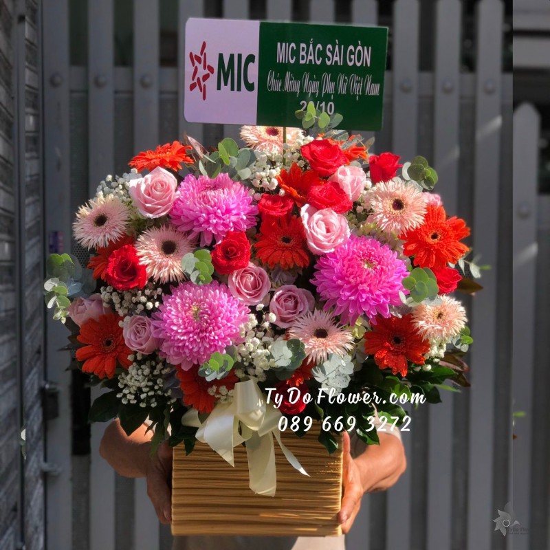 G102310128 GIỎ HOA CHÚC MỪNG thiết kế tone màu hồng cam, điểm nhấn hoa Cúc Mẫu Đơn hồng