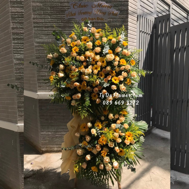 KCM11231100 KỆ HOA CHÚC MỪNG KHAI TRƯƠNG HỒNG PHÁT thiết kế tone màu vàng chủ đạo hoa hồng cam trứng, đồng tiền vàng