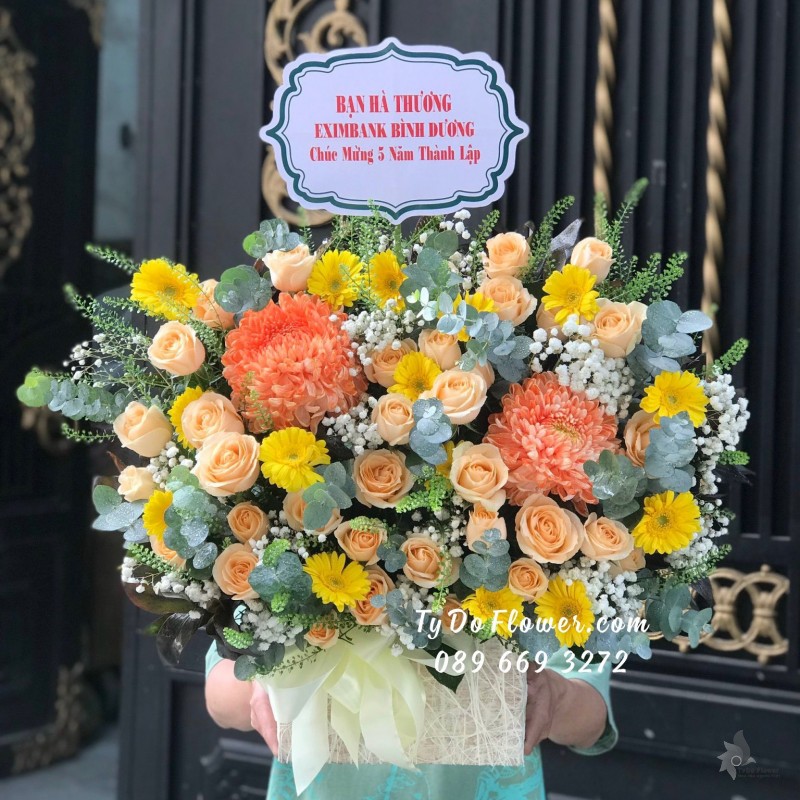 G11231102 GIỎ HOA CHÚC MỪNG thiết kế chủ đạo hoa cúc mẫu đơn cam, hoa hồng cam trứng, đồng tiền vàng