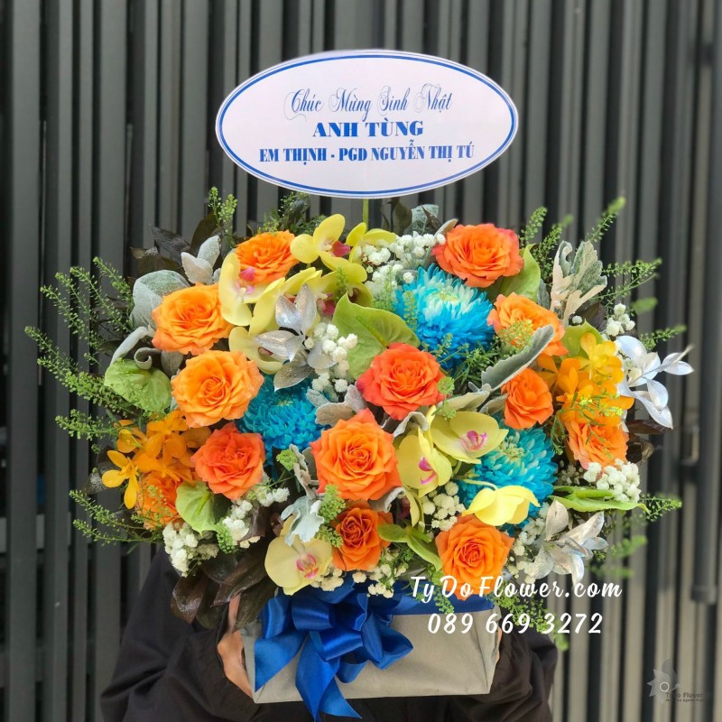 G11231114 GIỎ HOA CHÚC MỪNG SINH NHẬT thiết kế chủ đạo hoa hồng cam Spirit Roses, Cúc Mẫu Đơn Xanh, Hồ Điệp Vàng