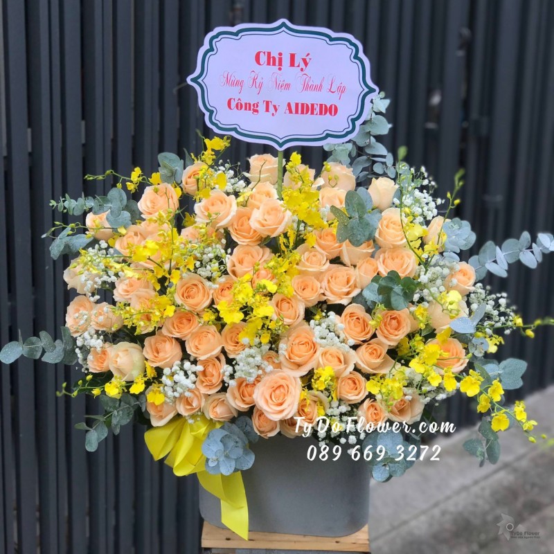 G11231127 GIỎ HOA CHÚC MỪNG KỶ NIỆM THÀNH LẬP thiết kế hoa hồng cam trứng