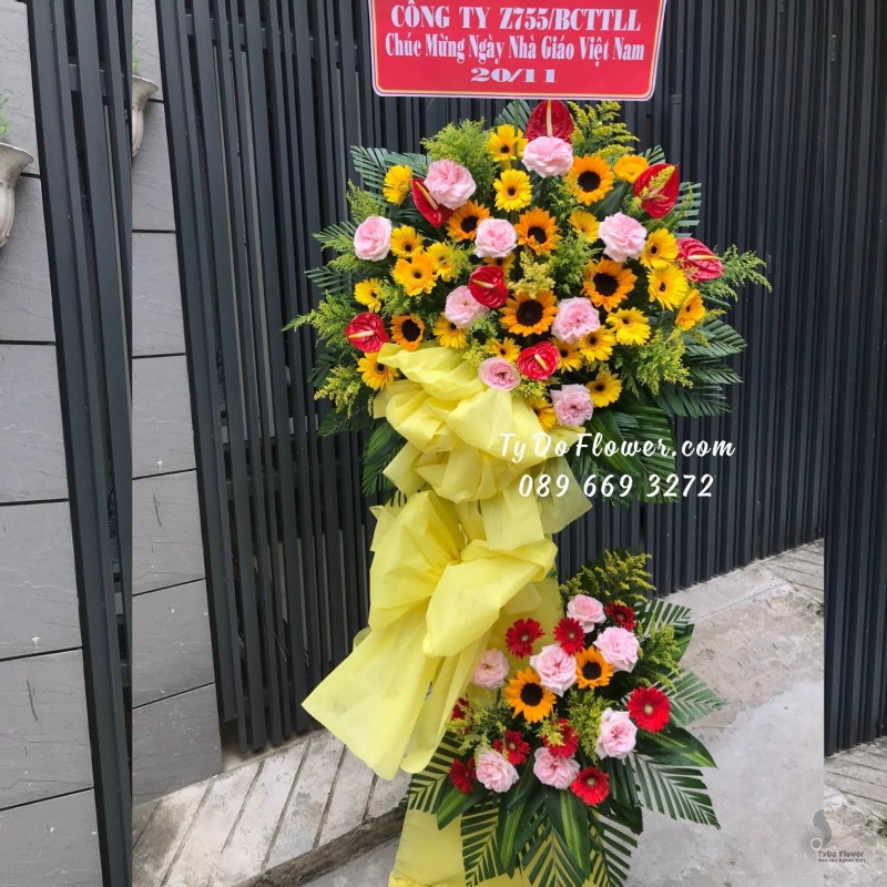 KCM11231136 KỆ HOA CHÚC MỪNG NGÀY NHÀ GIÁO VN thiết kế tone màu hồng vàng