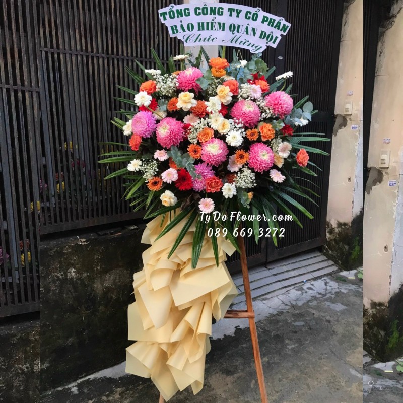 KCM11231145 KỆ HOA CHÚC MỪNG thiết kế chủ đạo hoa Cúc Mẫu Đơn Hồng, hoa hồng ngoại Cam Spirit Roses