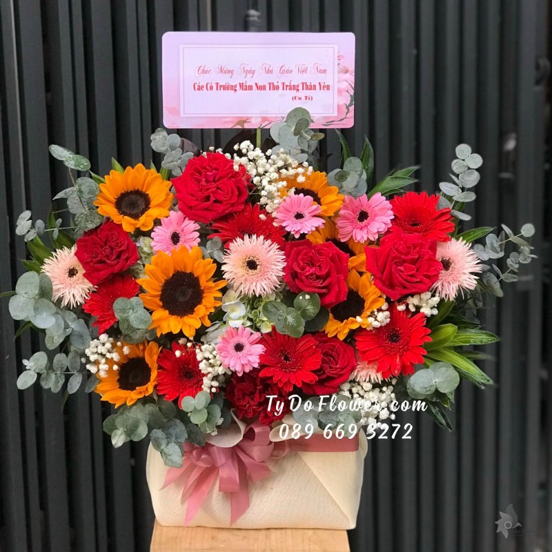 G11231163 GIỎ HOA CHÚC MỪNG thiết kế tone đỏ vàng chủ đạo hoa hồng ngoại Ohara Red Roses