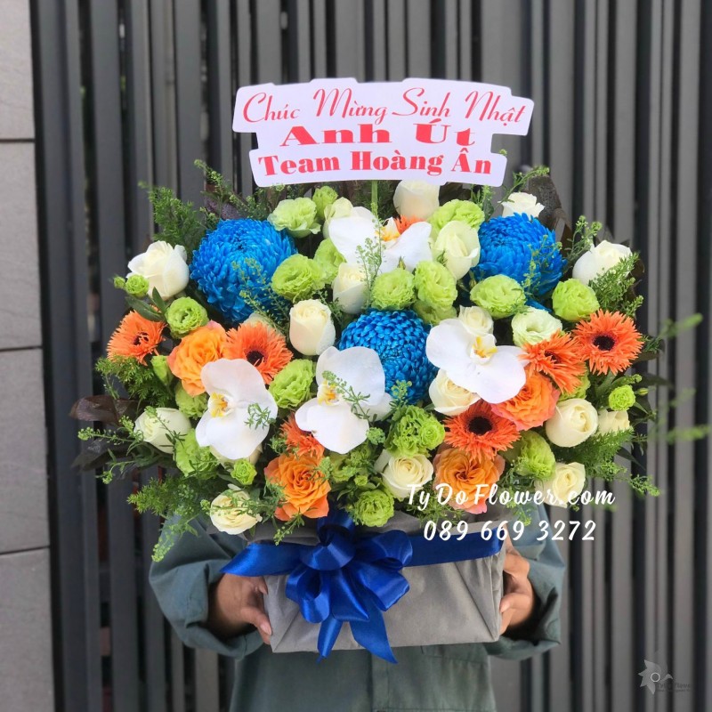 G11231167 GIỎ HOA CHÚC MỪNG SINH NHẬT thiết kế tone màu xanh chủ đạo hoa Cúc Mẫu Đơn Xanh Dương