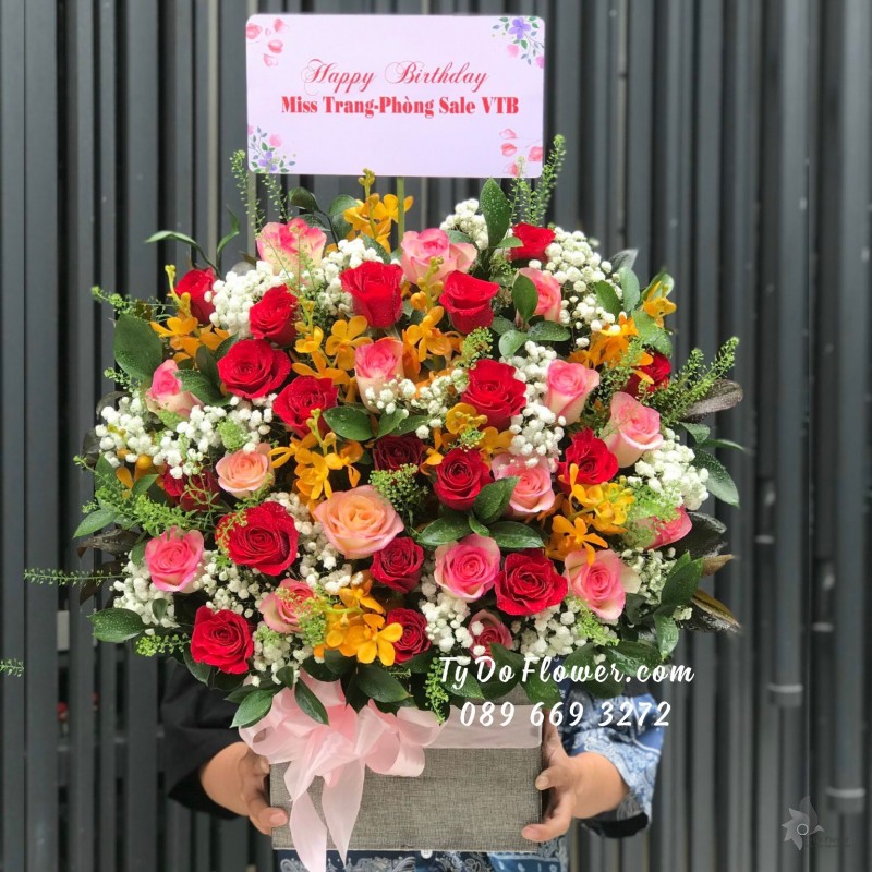 G11231169 GIỎ HOA CHÚC MỪNG SINH NHẬT thiết kế tone màu đỏ hồng