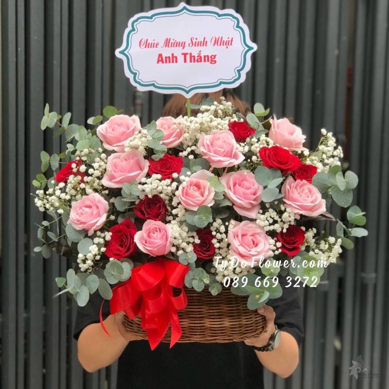 G11231171 GIỎ HOA CHÚC MỪNG SINH NHẬT thiết kế hoa hồng đỏ - kem dâu