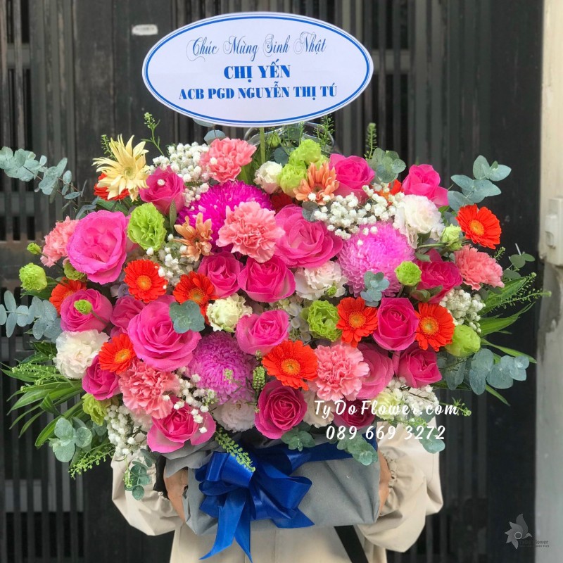 G12231215 GIỎ HOA CHÚC MỪNG SINH NHẬT Thiết Kế Tone Màu Đỏ Hồng Xanh Trắng