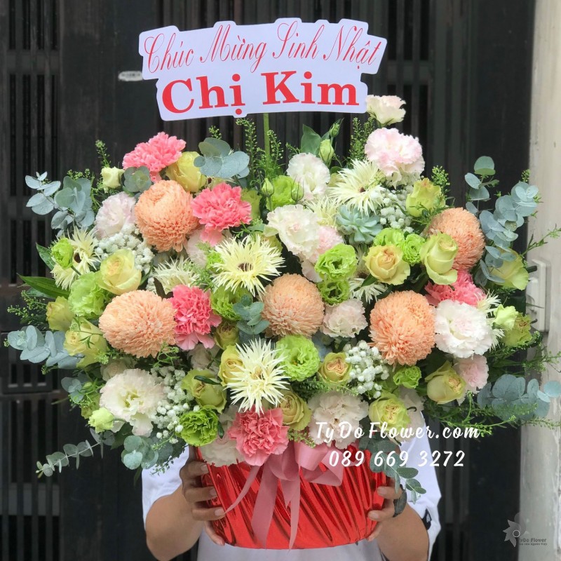 G12231218 GIỎ HOA CHÚC MỪNG SINH NHẬT thiết kế tone màu Pastel, hoa chủ đạo Cúc Mẫu Đơn Cam Đào, Cát Tường Xanh Cốm