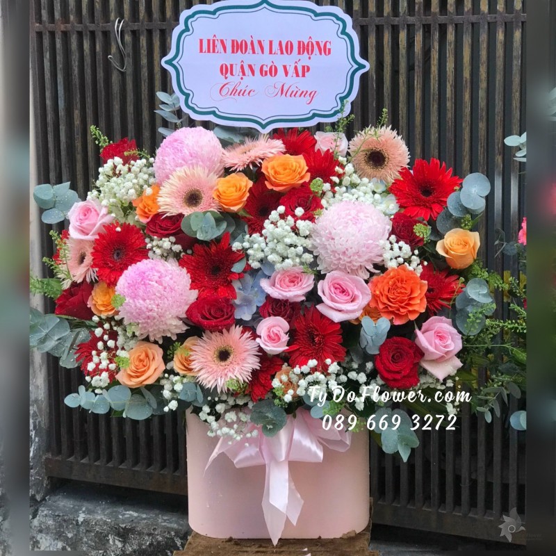 G12231229 GIỎ HOA CHÚC MỪNG Thiết Kế Tone Màu Đỏ Hồng Cam, chủ đạo hoa Cúc Mẫu Đơn Hồng Phấn