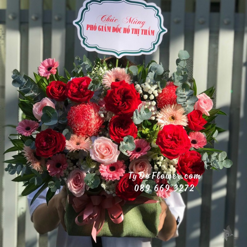 G12231232 GIỎ HOA CHÚC MỪNG Thiết Kế Tone Màu Đỏ Hồng, chủ đạo hoa Cúc Mẫu Đơn Đỏ, Hoa Hồng Đỏ Ohara Red Roses