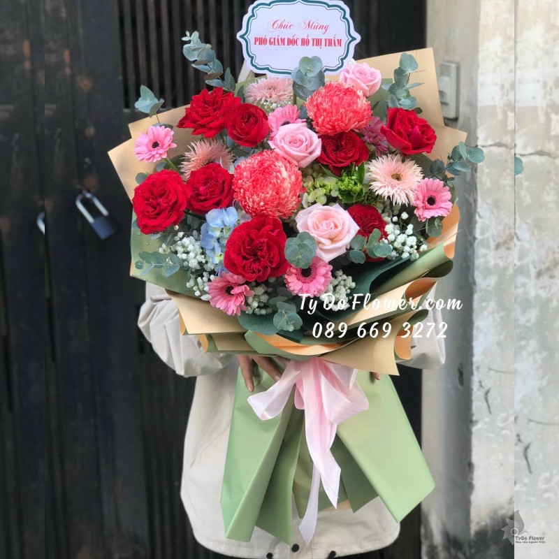 B12231233 BÓ HOA CHÚC MỪNG PHÓ GIÁM ĐỐC thiết kế tone màu đỏ, chủ đạo Hoa Hồng Ohara Red Roses, Cúc Mẫu Đơn đỏ