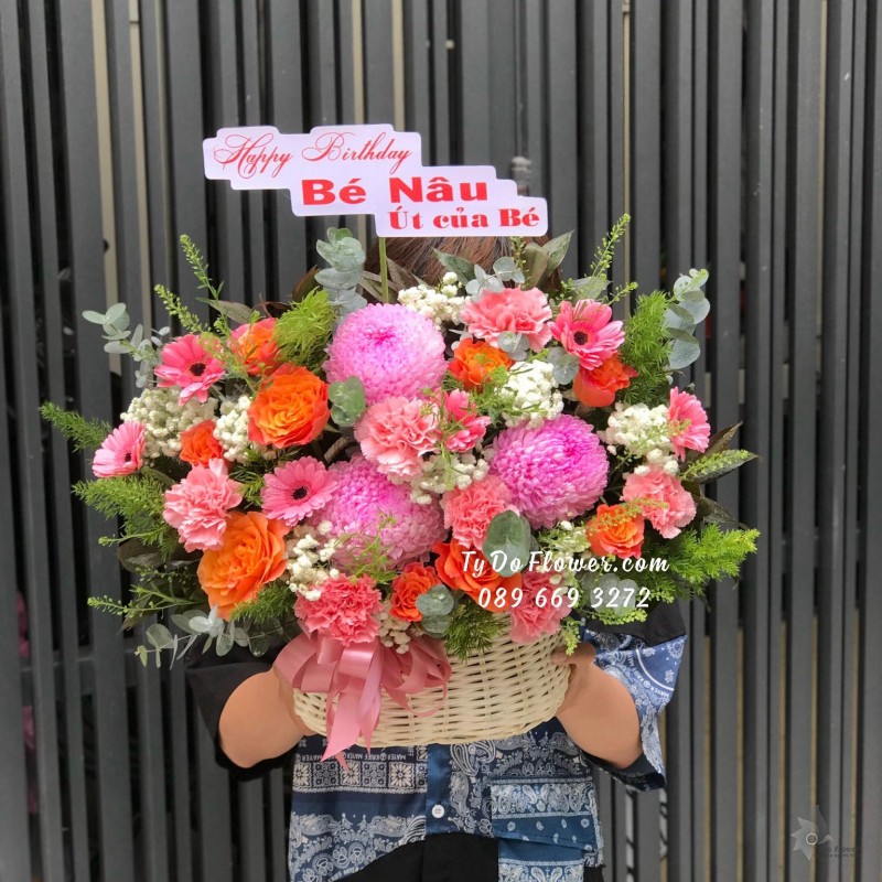 G12231236 GIỎ HOA CHÚC MỪNG SINH NHẬT thiết kế tone màu hồng cam, chủ đạo hoa Cúc Mẫu Đơn Hồng, hoa hồng Cam Spirit Roses