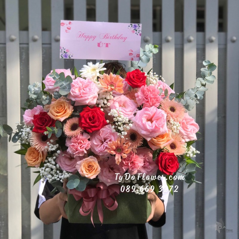 G12231240 GIỎ HOA CHÚC MỪNG SINH NHẬT thiết kế tone màu hồng, chủ đạo hoa hồng Ohara Pink Roses