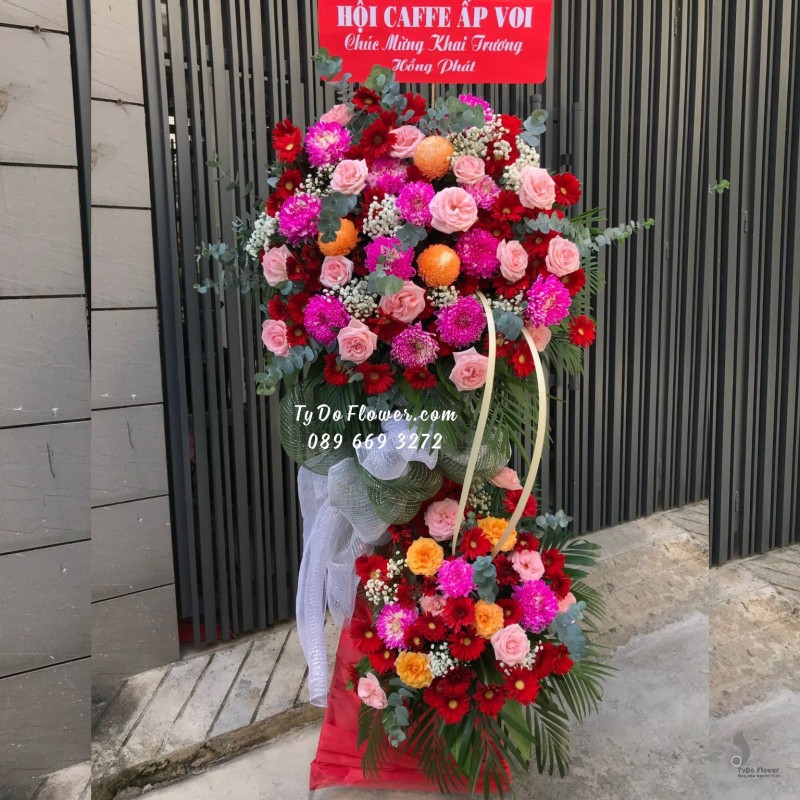 KCM12231242 KỆ HOA CHÚC MỪNG KHAI TRƯƠNG HỒNG PHÁT thiết kế tone màu đỏ hồng cam, chủ đạo hoa hồng Ohara Pink Roses, Cúc Hồng-Cam