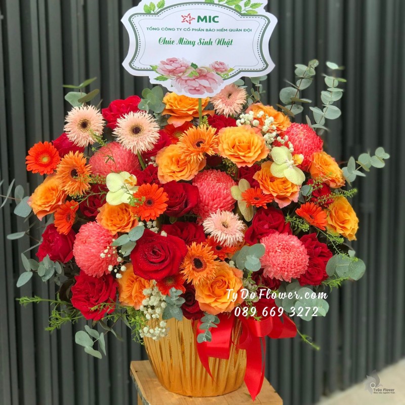G12231243 GIỎ HOA CHÚC MỪNG SINH NHẬT thiết kế tone màu đỏ cam, chủ đạo hoa Cúc Mẫu Đơn Đỏ, hoa hồng Cam Spirit Roses - Đỏ Ohara Red Roses
