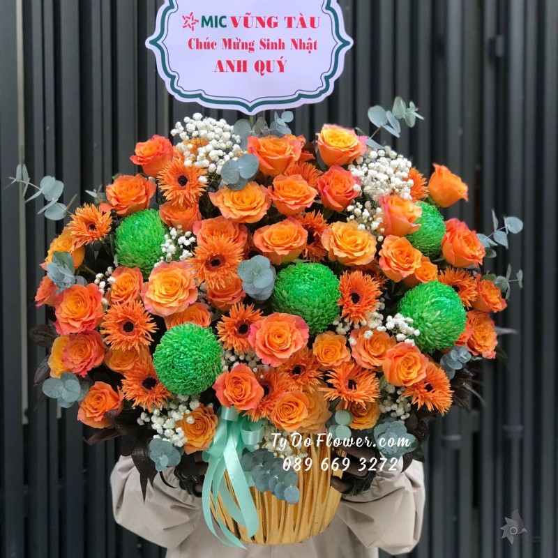 G12231245 GIỎ HOA CHÚC MỪNG SINH NHẬT thiết kế tone màu cam xanh, chủ đạo hoa hồng cam Spirit Roses, Đồng Tiền Tua, Cúc Mẫu Đơn Xanh Lá