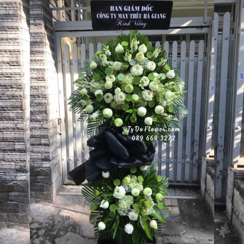 KCB12231248 KỆ HOA TANG LỄ VÒNG HOA CHIA BUỒN Hoa Kính Viếng thiết kế Hoa Sen Trắng