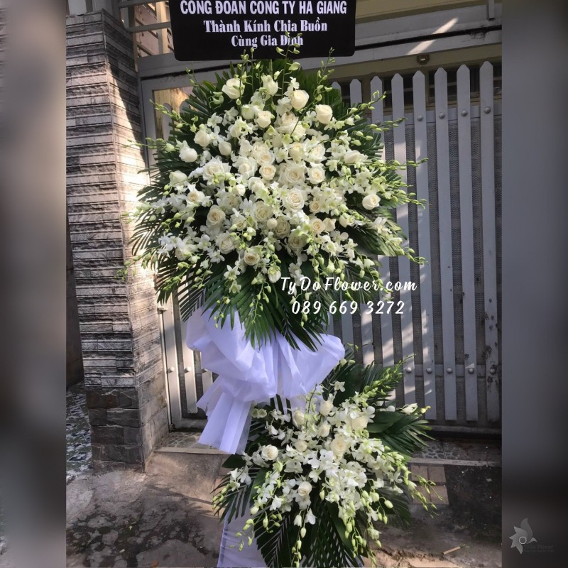 KCB12231249 KỆ HOA TANG LỄ VÒNG HOA CHIA BUỒN Hoa Thành Kính Chia Buồn Cùng Gia Đình thiết kế Hoa Hồng Trắng, Hoa Lan Trắng