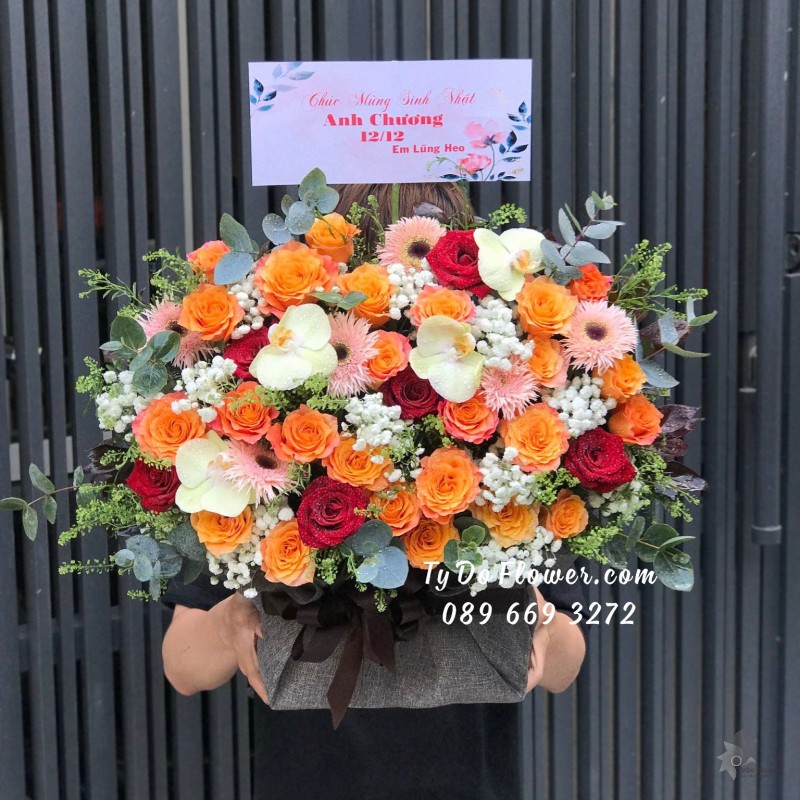 G12231250 GIỎ HOA CHÚC MỪNG SINH NHẬT thiết kế tone màu cam, chủ đạo hoa hồng cam Spirit Roses