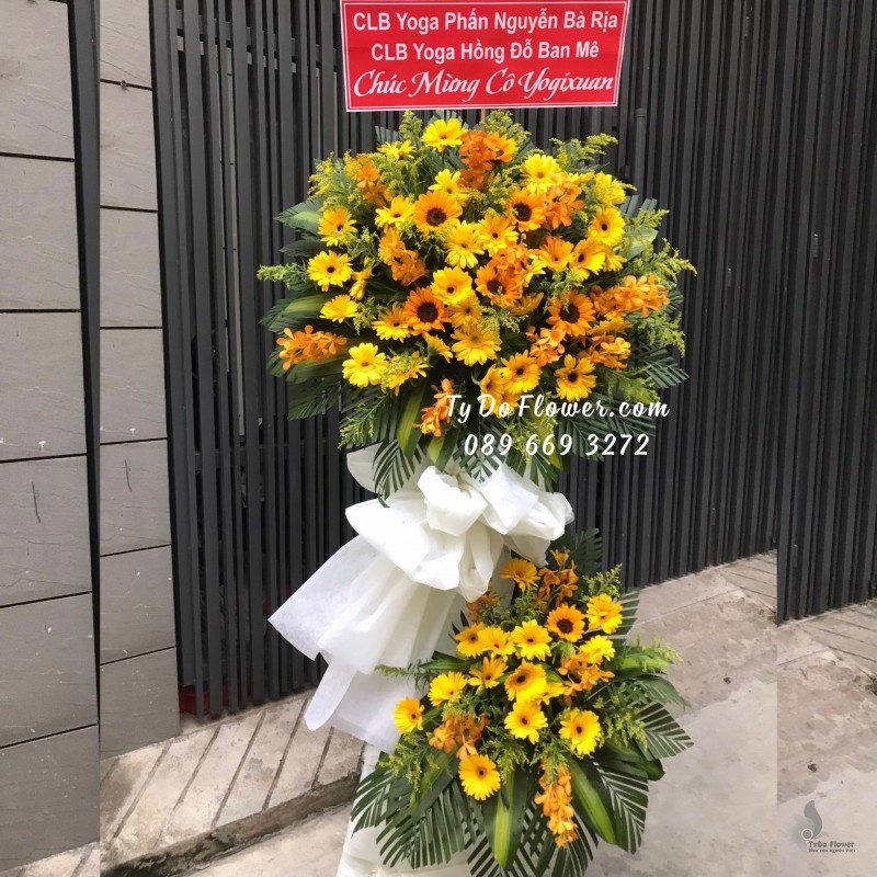 KCM01241251 KỆ HOA CHÚC MỪNG thiết kế tone màu vàng chủ đạo Hoa Hướng Dương