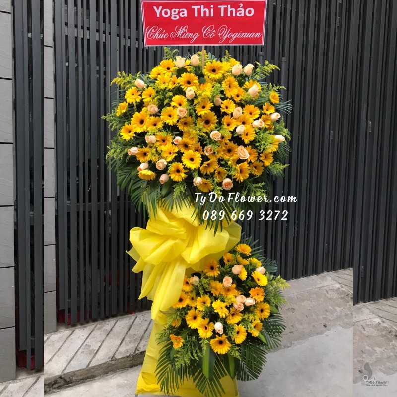 KCM01241253 KỆ HOA CHÚC MỪNG thiết kế tone màu vàng chủ đạo Hoa Đồng Tiền Vàng