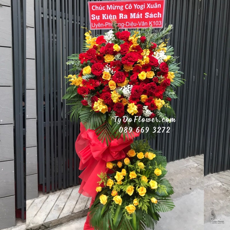 KCM01241255 KỆ HOA CHÚC MỪNG thiết kế tone màu đỏ-vàng chủ đạo Hoa Hồng Đỏ Ohara Red Roses, Hoa Hồng Vàng