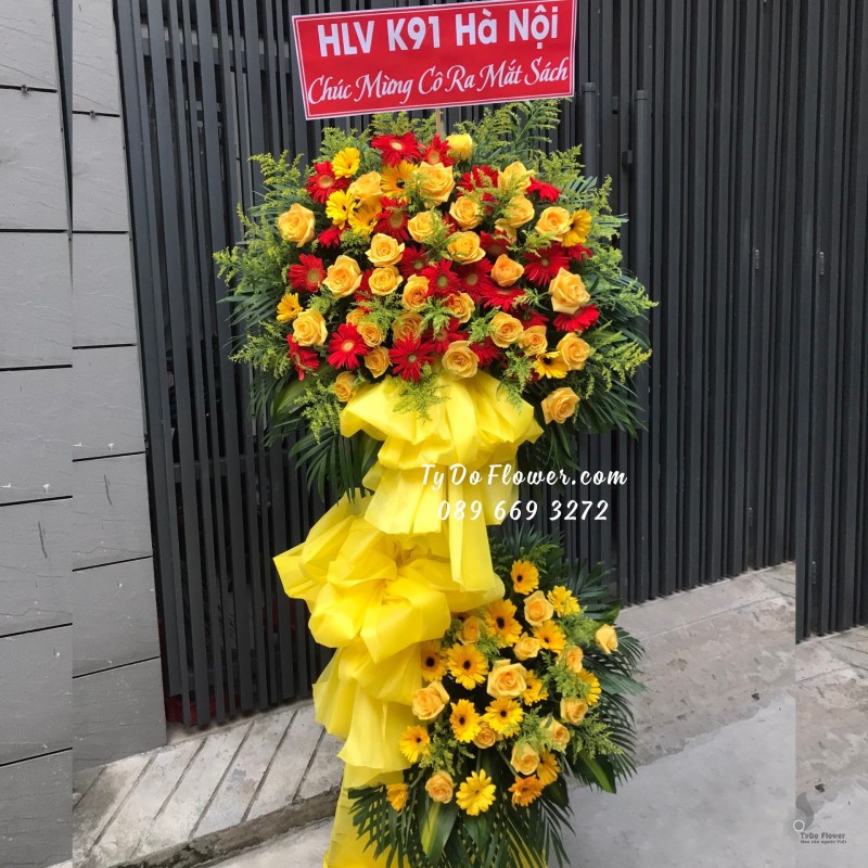 KCM01241256 KỆ HOA CHÚC MỪNG thiết kế tone màu đỏ-vàng chủ đạo Hoa Hồng Vàng, Đồng Tiền Đỏ-Vàng