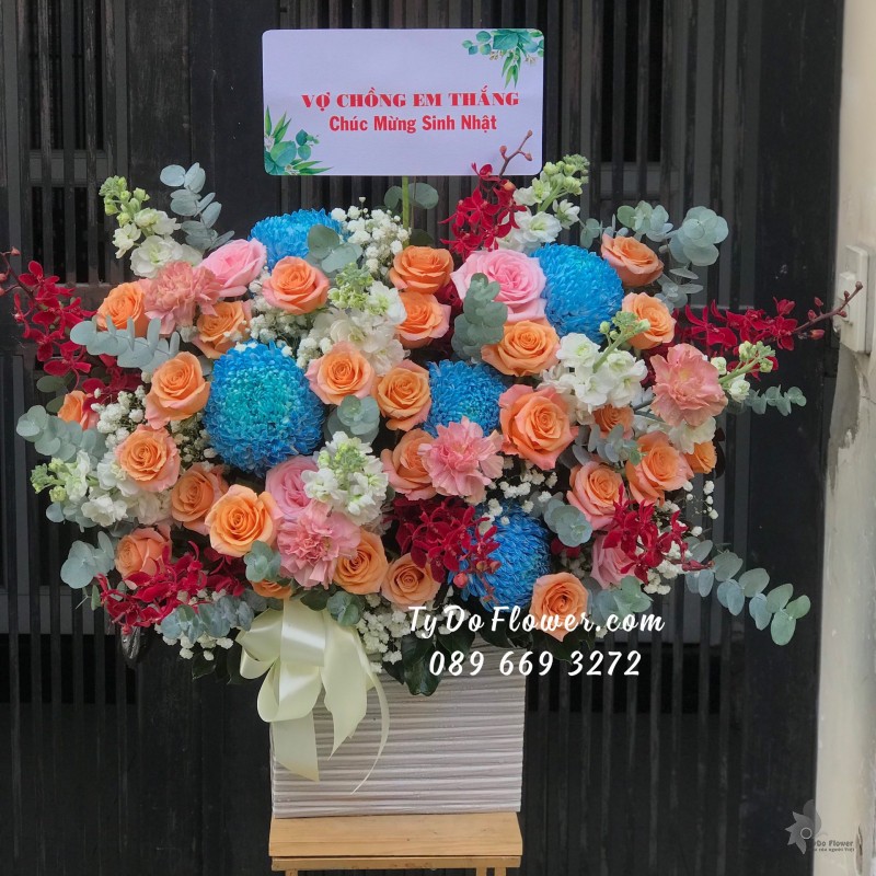 G01241265 GIỎ HOA CHÚC MỪNG SINH NHẬT thiết kế tone màu cam-xanh, điểm nhấn Cúc Mẫu Đơn Xanh Dương