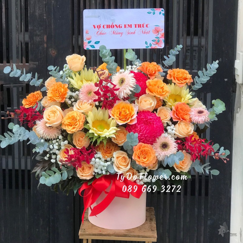 G01241266 GIỎ HOA CHÚC MỪNG SINH NHẬT thiết kế tone màu vàng-cam, điểm nhấn Cúc Mẫu Đơn Hồng