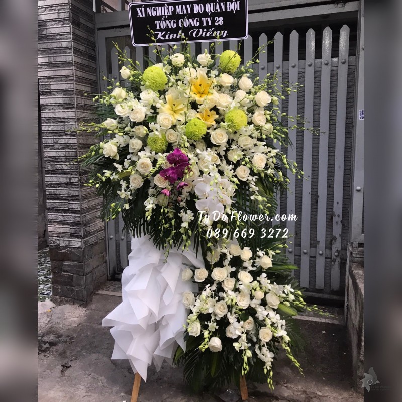 KCB01241269 KỆ HOA TANG LỄ VÒNG HOA CHIA BUỒN Hoa Kính Viếng thiết kế Hoa Hồng Trắng, điểm nhấn Cúc Mẫu Đơn Xanh, Lan Hồ Điệp