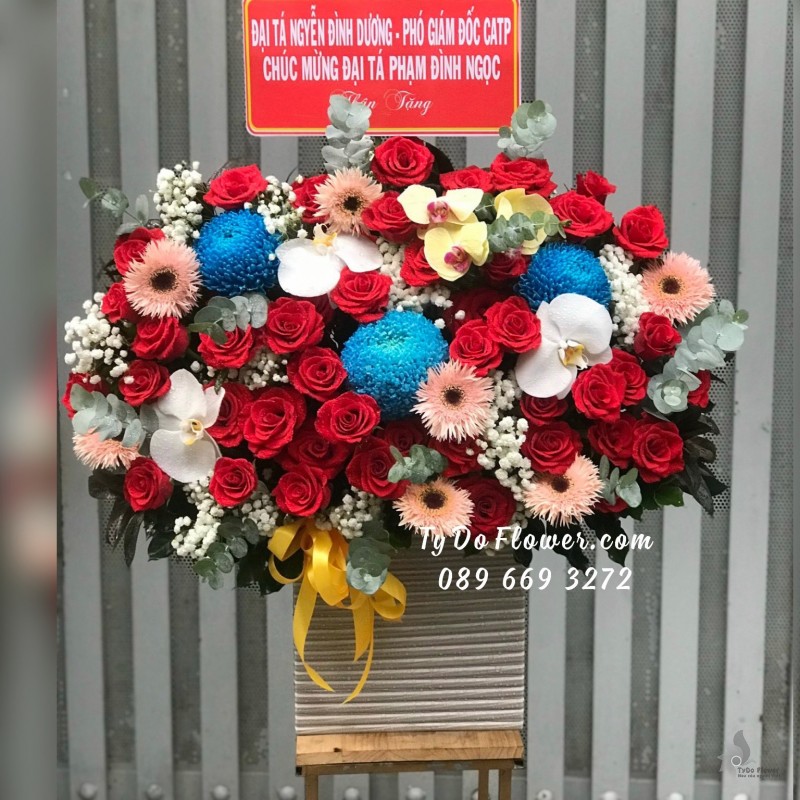 G01241270 GIỎ HOA CHÚC MỪNG thiết kế tone đỏ, điểm nhấn Cúc Mẫu Đơn Xanh Dương