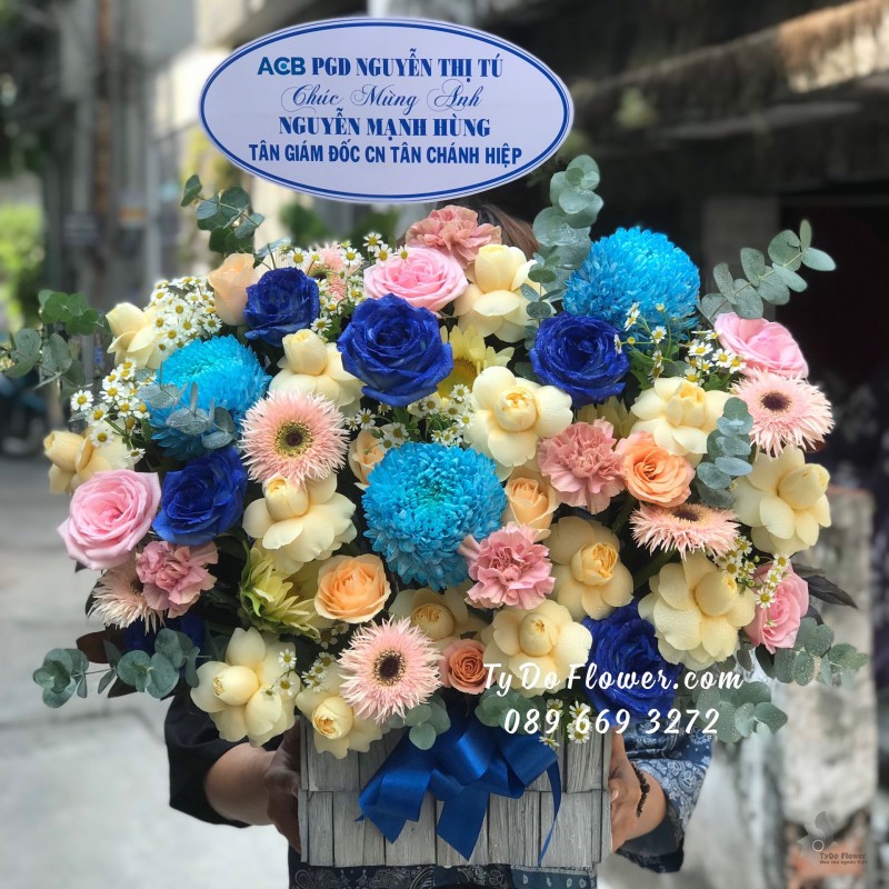 G01241272 GIỎ HOA CHÚC MỪNG TÂN GIÁM ĐỐC thiết kế tone vàng xanh, điểm nhấn Cúc Mẫu Đơn Xanh Dương