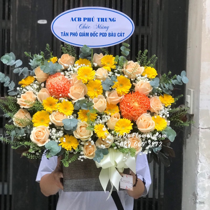 G01241276 GIỎ HOA CHÚC MỪNG TÂN PHÓ GIÁM ĐỐC thiết kế tone vàng cam, điểm nhấn Cúc Mẫu Đơn Cam