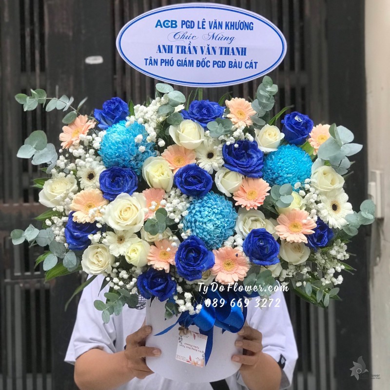 G01241277 GIỎ HOA CHÚC MỪNG TÂN PHÓ GIÁM ĐỐC thiết kế tone trắng xanh, điểm nhấn Cúc Mẫu Đơn Xanh, hoa hồng xanh dương
