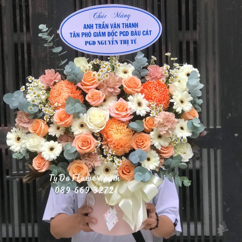 G01241278 GIỎ HOA CHÚC MỪNG TÂN PHÓ GIÁM ĐỐC thiết kế tone trắng cam, điểm nhấn Cúc Mẫu Đơn Cam