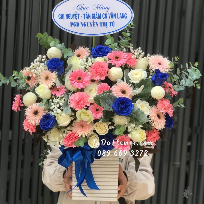 G01241281 GIỎ HOA CHÚC MỪNG TÂN GIÁM ĐỐC thiết kế tone trắng hồng xanh, điểm nhấn hoa hồng xanh dương