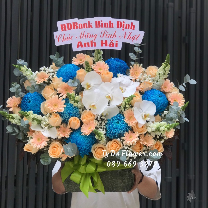 G01241282 GIỎ HOA CHÚC MỪNG SINH NHẬT thiết kế tone cam xanh, điểm nhấn Cúc Mẫu Đơn Xanh, Lan Hồ Điệp